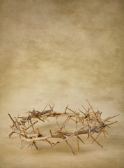 Fototapeta premium Crown of thorns on grunge wallpaper