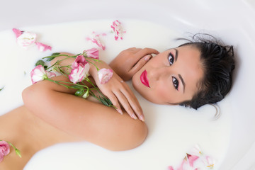 Obraz na płótnie Canvas Attractive woman in milk bath