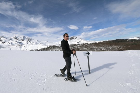 Homme en raquette de neige, randonnée