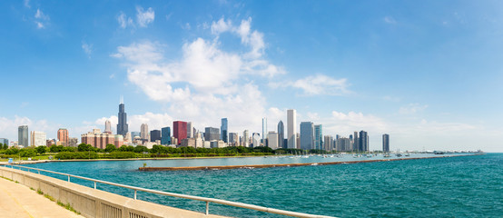 Naklejka premium Cityscape of Chicago in a summer day