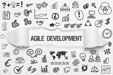 Agile Development / weißes Papier mit Symbole