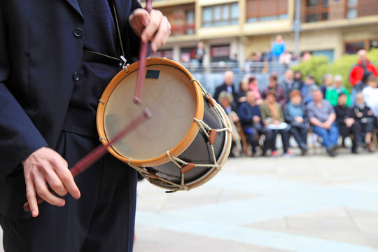 tocando el tambor atabal legazpi pa&iacute;s vasco euskadi 7285-f17