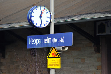 Zeichen Bahn-Vorsicht schnelle Vorbeifahrten, Uhr und Bahnsteigueberwachung