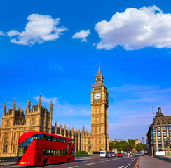 Obraz premium Wieża zegarowa Big Bena i autobus w Londynie
