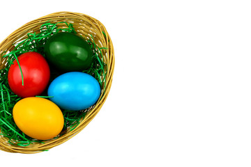 Oster Motiv - Bunte Ostereier im Körbchen vor weißem Hintergrund mit Textfreiraum