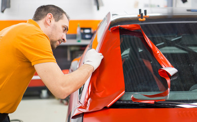 Werbetechnik / Vollfolierung eines Autos mit roter Klebefolie