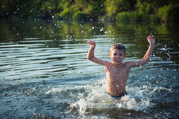 мальчик купается в реке