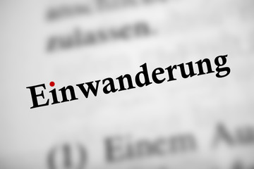 Obraz premium Einwanderung - schwarz-weiß Text, roter i-Punkt