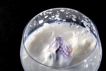 Fresa envuelta en leche en copa de postre