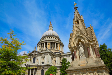 Fototapeta na wymiar London St Paul Pauls Cathedral in England