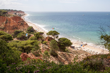 Meeresblick über die zerklüftet Landschaft der Algarve in Portugal
