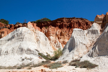 Felsformationen mit rotem und weißem Fels in Protugal an der Algarve