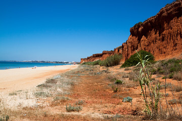Strand in Protugal an der Algarve mit rotem Fels