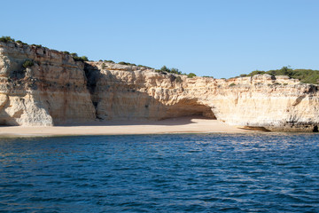 Einsame Bucht in Protugal an der Algarve aus Sicht vom Meer