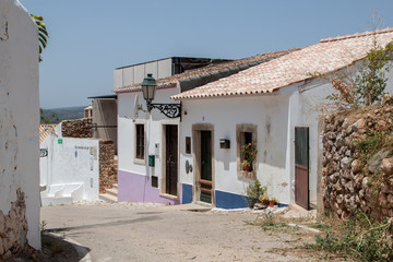 Fototapeta na wymiar Dorfstraße in Protugal im Hinterland der Algarve
