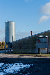Obraz premium Modern farm buildings where poultry stock is managed.