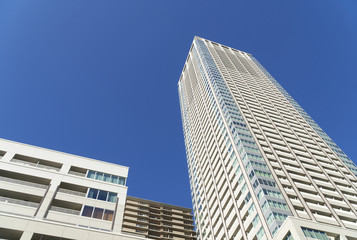 Obraz premium 建物 高層タワーマンション イメージ 青空 新築 デザイナーズマンション タワーマンション