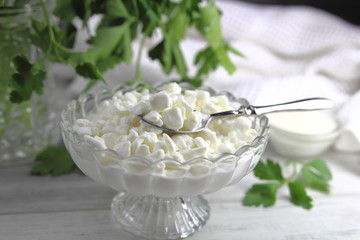 творог зернистый со свежей зеленью в ложке