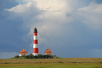 Fototapeta na wymiar Leuchtturm Westerheversend, Marsch, Salzwiesen, Schleswig-Holstein, Halbinsel Eiderstedt, bei Westerhever, Deutschland