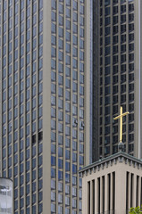 Obraz premium matthäus-kirche in frankfurt vor hochhausfassaden