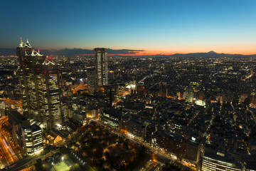 富士山と新宿高層ビル街　夕景　夜景　街並の表情　西に広がる住宅街　中野区　杉並区
