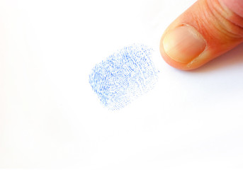 Ein männlicher Daumen beim erstellen eines Fingerabdrucks