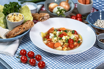 Minestrone mit Wirsingkohl, Karotten, Weissen Bohnen, Cobbettis
