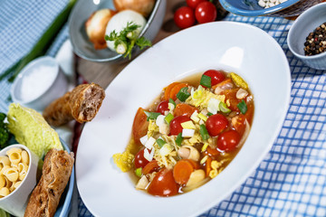 Minestrone mit Wirsingkohl, Karotten, Weissen Bohnen, Cobbettis