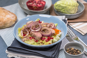 Filet vom iberischen Schwein mit Spitzkohl, roten Zwiebeln, Papr