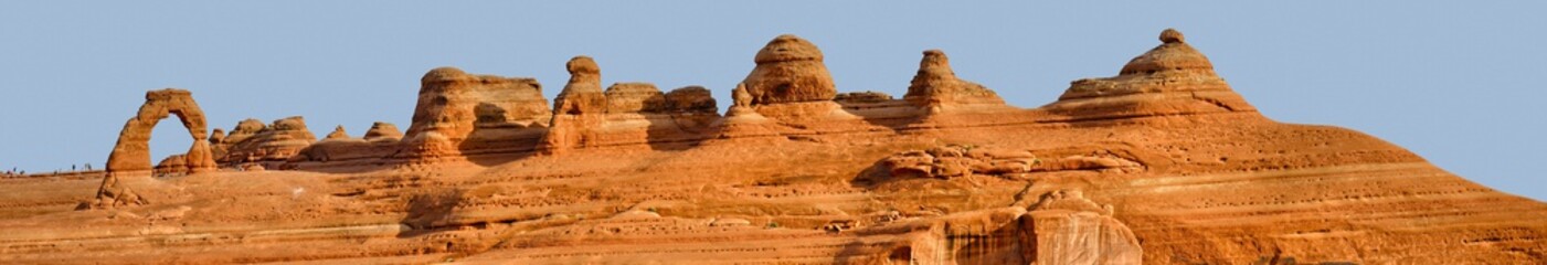 Fototapeta premium Panorama of Delicate Arch and tourists
