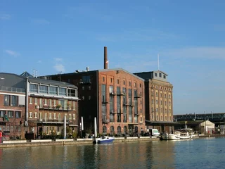 Boote an der Hafenpromenade mit altem Speicher und Lagerhaus am Kreativkai vor blauem Himmel im Sonnenschein am Hafen von Münster in Westfalen am Dortmund-Ems-Kanal im Münsterland © Martin Debus