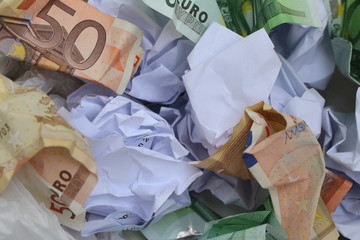 Geld im Müll