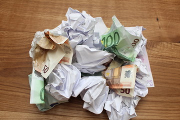 Geld im Müll