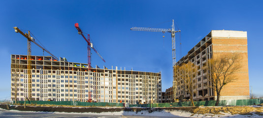 Construction of high-rise building tower crane © CreativeSuburb
