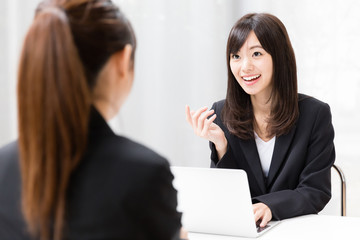 Obraz premium asian businesswomen working in the office