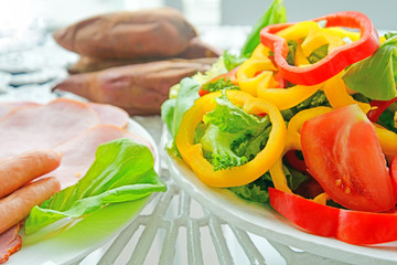 新鮮なサラダとウインナーとさつま芋