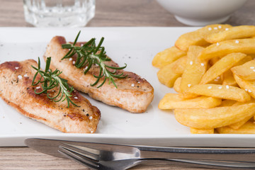 Geflügelschnitzel mit Pommes Frites