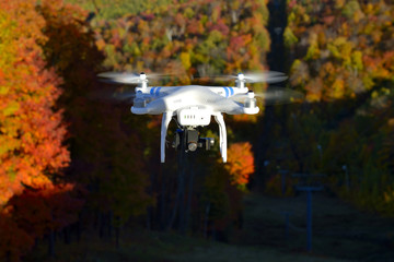 Drone récréatif en vol en fin de journée