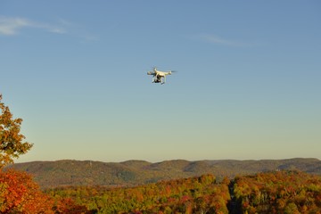 Fototapeta na wymiar Drone récréatif en vol en fin de journée