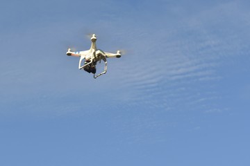 Drone récréatif en vol en fin de journée