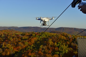 Drone récréatif en vol en fin de journée
