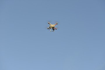 Drone récréatif en vol en fin de journée
