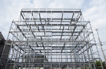 Fototapeta premium 建築 軽量鉄骨構造 躯体工事 ラーメン構造 耐震性 低層ビル オフィス 建築現場