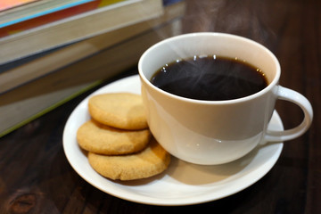 読書の合間にコーヒーとクッキー