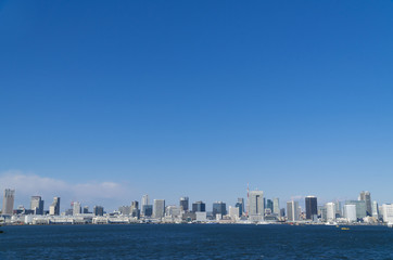 東京都市風景　全景　都心のビル群　快晴青空と東京湾の青い海　大空コピースペース