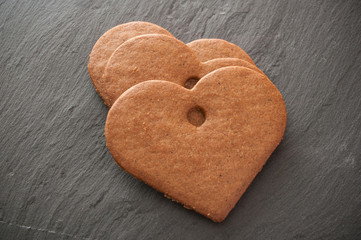 Obraz premium biscuit en forme de coeur sur ardoise