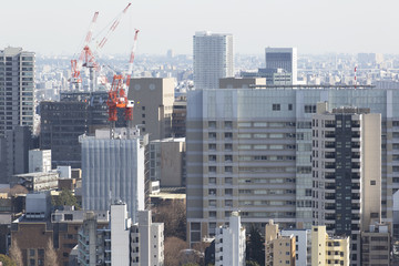 東京都市風景　東京都心の密集イメージ　マンション混在　なおも狭小地にマンション建設中