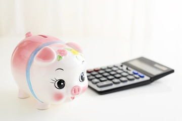 豚の貯金箱と計算機