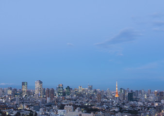 東京都市風景　夕景　夜景　東京タワーと六本木周辺　虎ノ門　東京スカイツリー　大空コピースペース