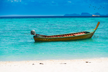 Obraz premium Longtail Boat at Koh Lipe,Thailand with blue sky